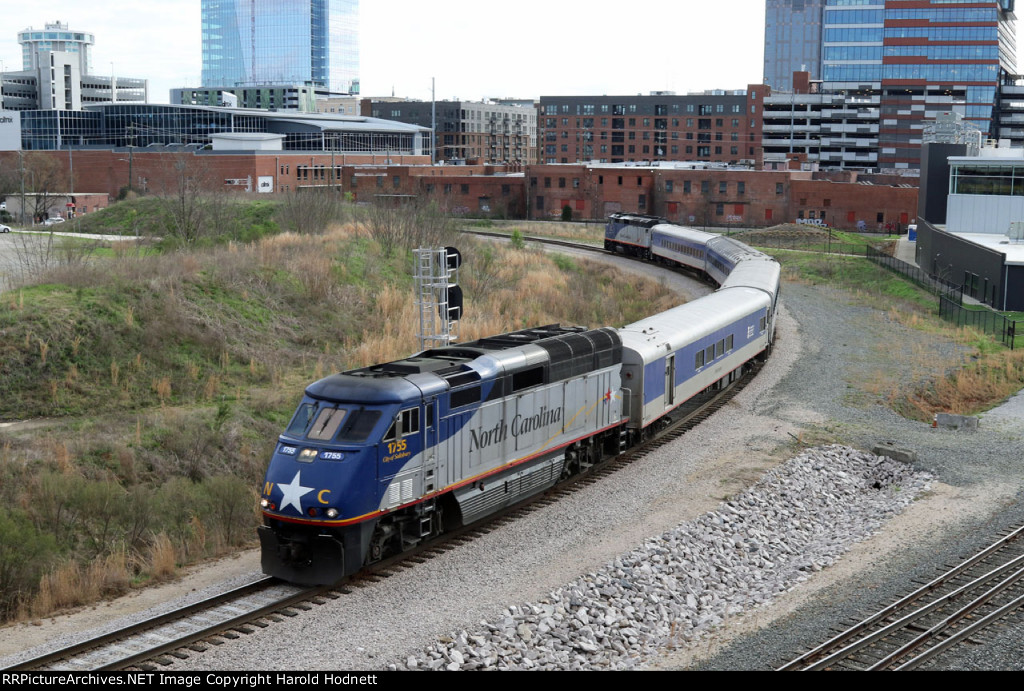 RNCX 1755 leads train 75 around the curve at Boylan